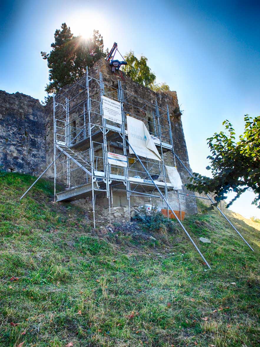 Échafaudages mobiles pour entretien de la muraille de Romont