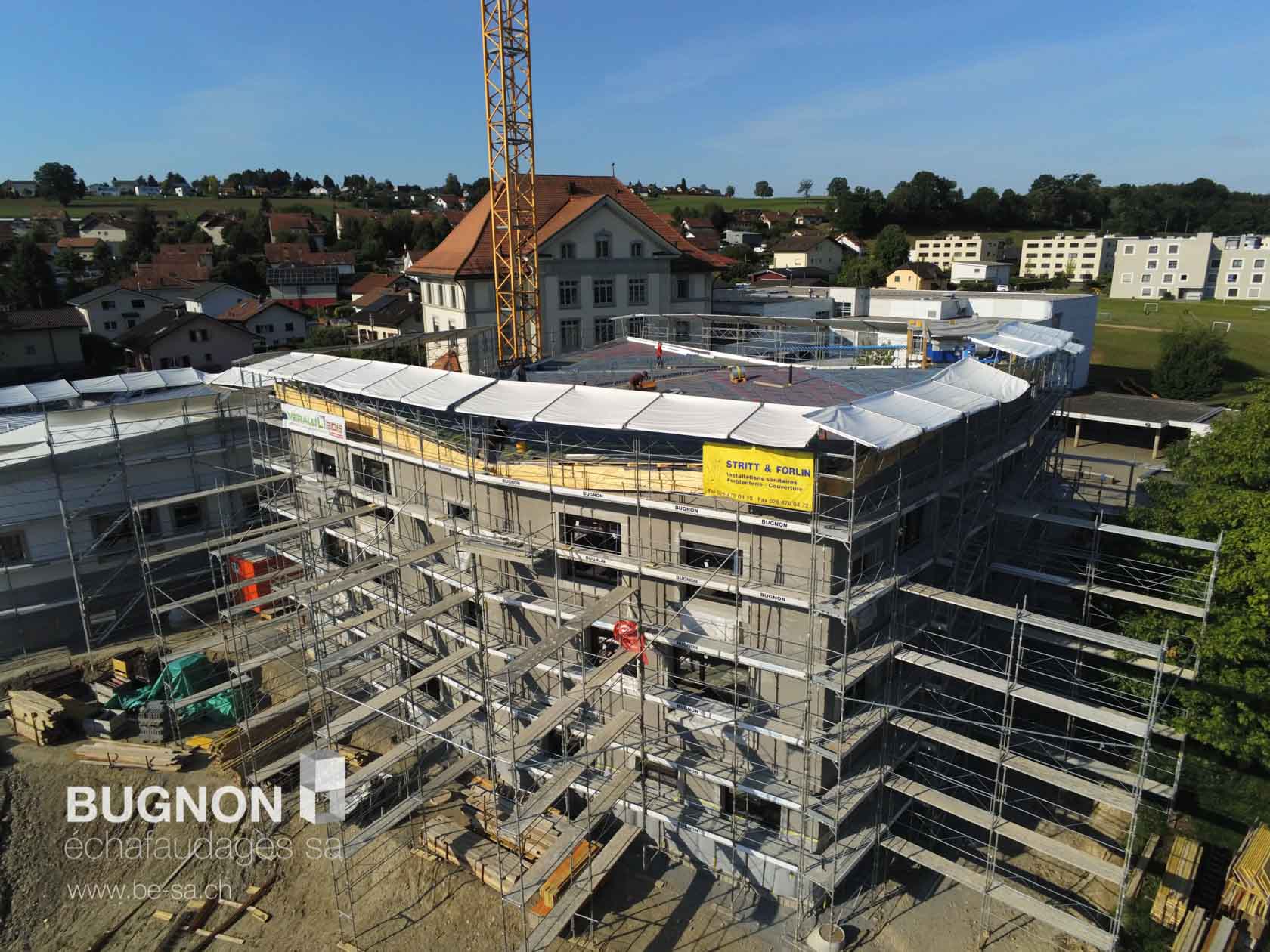 Echafaudage de façade pour travaux de construction de la nouvelle école et la crêche à Belfaux