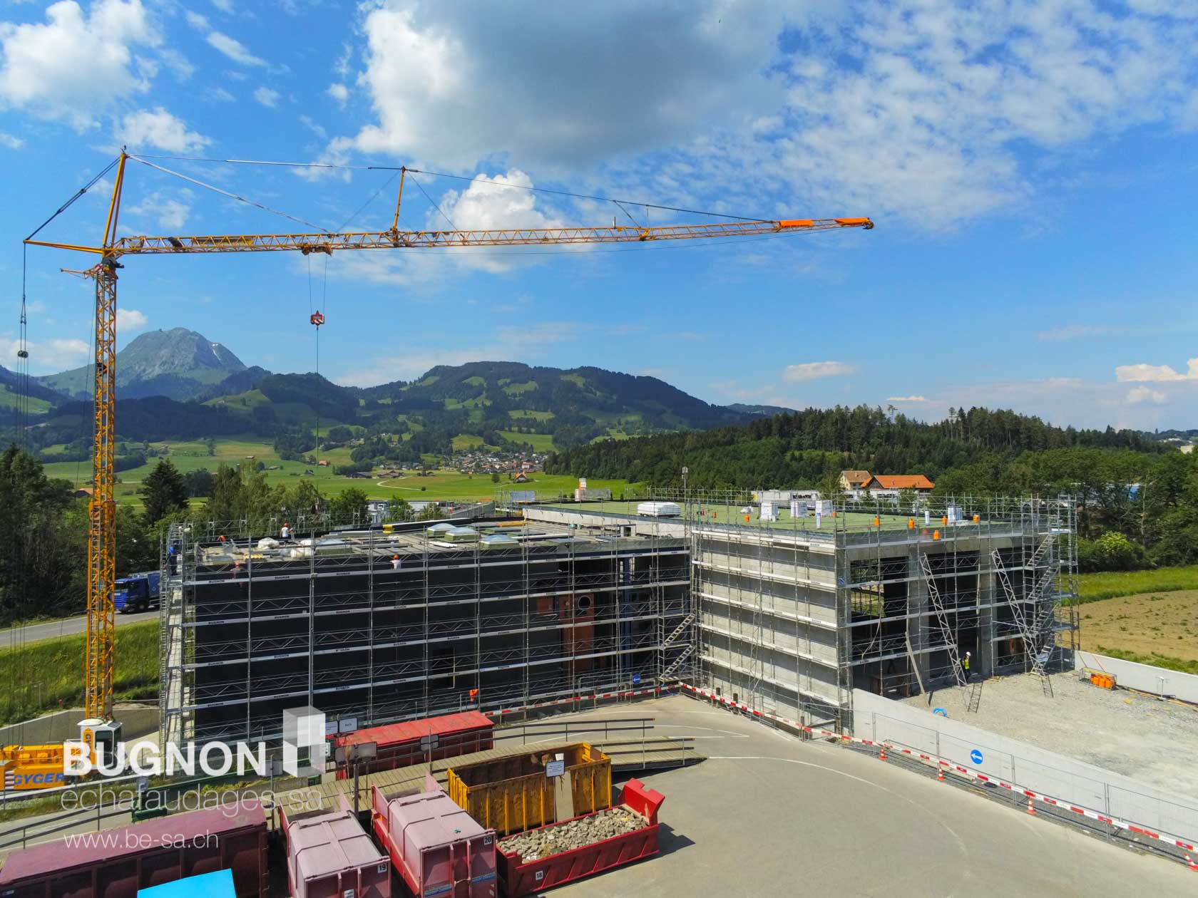 Echafaudages de façades sur halle usine thermique ainsi que échafaudages spéciale intérieure autour des machines