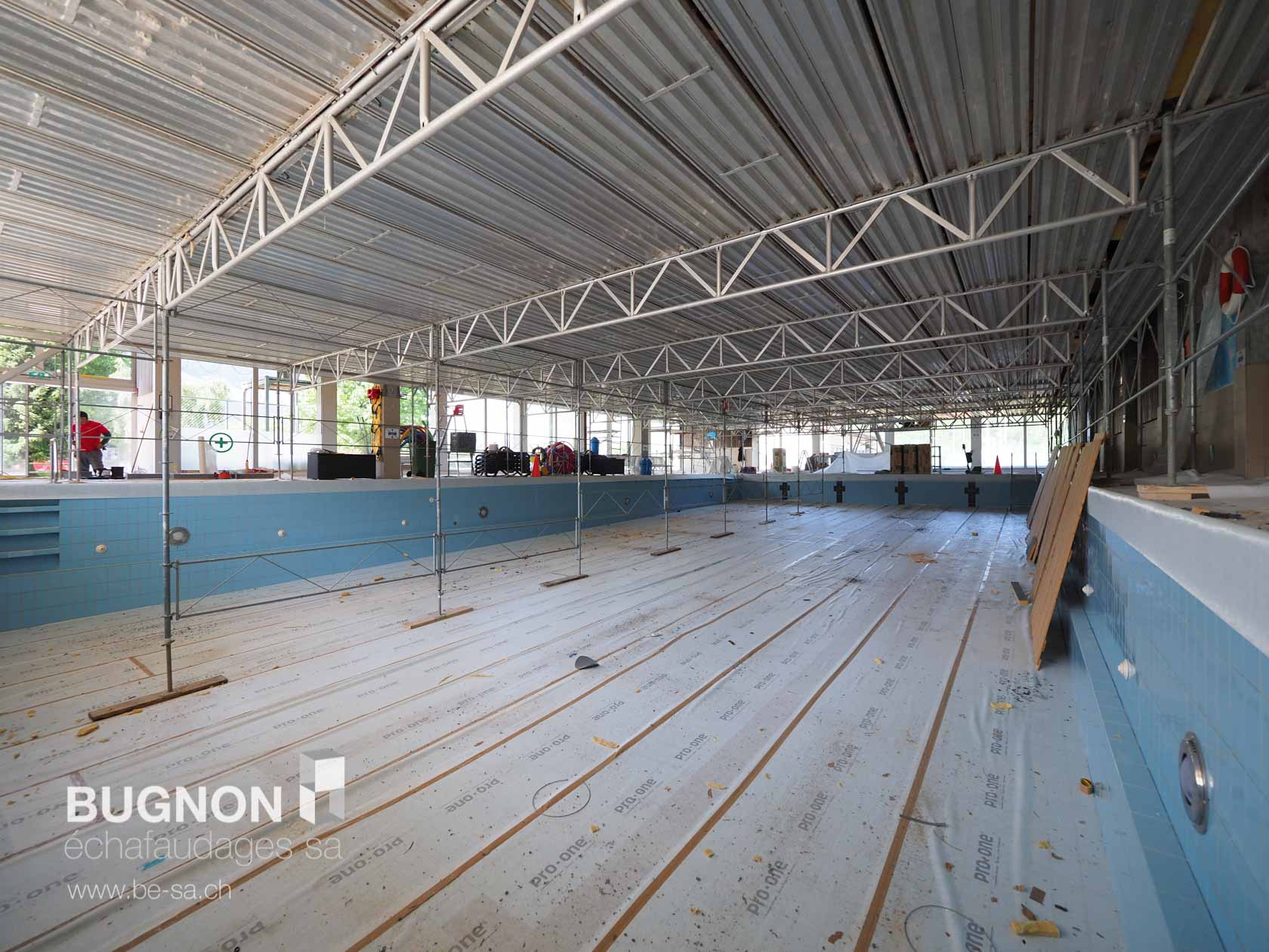 Echafaudage de surface dans la piscine intérieur de Charmey pour travaux de plafond