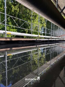 Echafaudage spécial avec reflet sur l'eau à Gérignoz