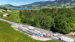 Route avec vue aérienne du pont de Gérignoz et lac de Gruyère