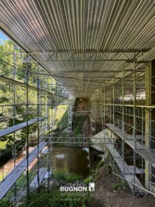 Vue sous le pont de Gérignoz avec échafaudage et ouvrier