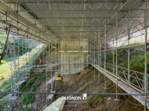 Vue sous le pont de Gérignoz avec échafaudage et ouvrier