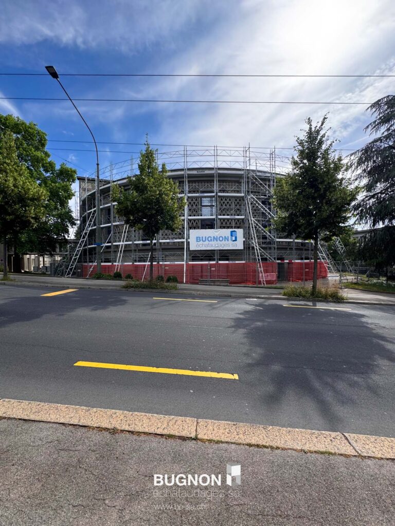 L'Aula et ses échafaudages avec vue sur le ciel bleu