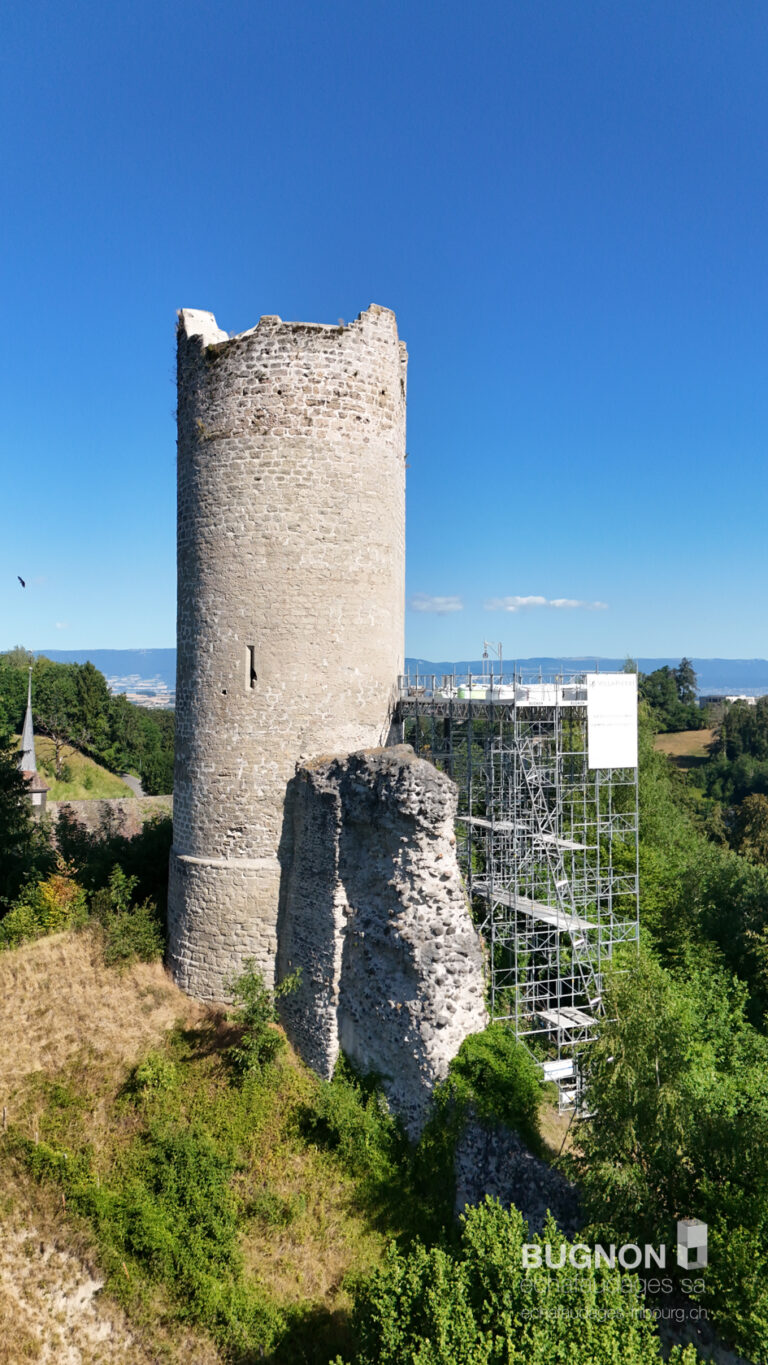 Une architecture ancienne mise en valeur par une vue aérienne avec Bugnon échafaudages SA