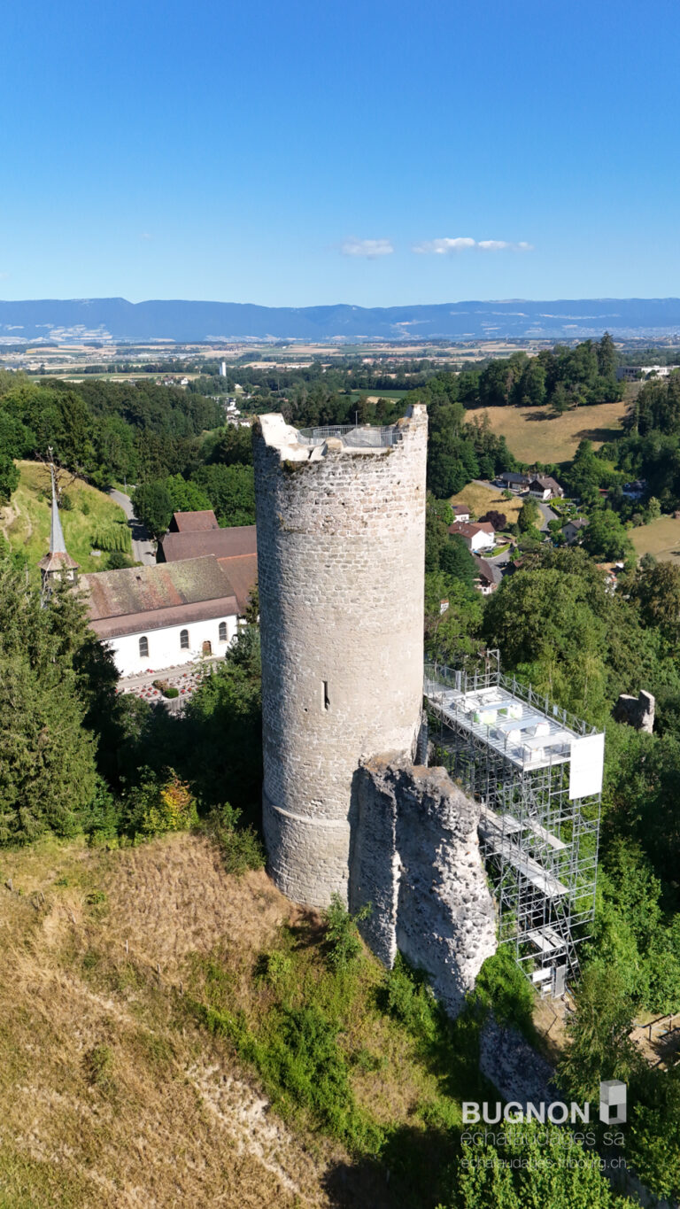 Mise en place d’un chantier de rénovation sur la tour à Montagny avec Bugnon échafaudages SA