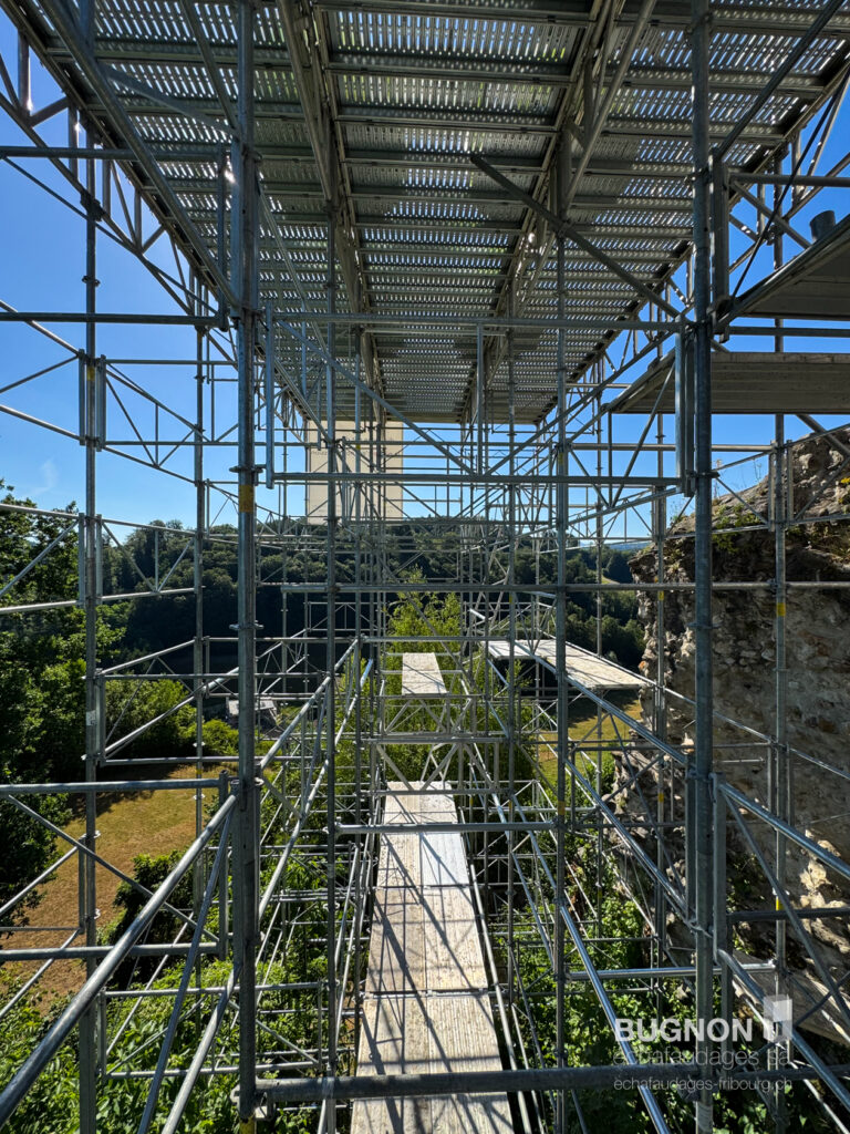 Vue sur le chantier de Bugnon échafaudages et sur l'environnement