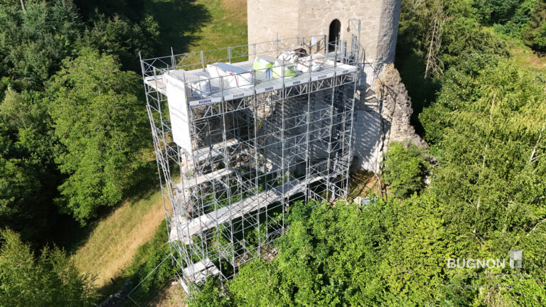 Vue sur l’installation des échafaudages Bugnon, environnée par la forêt à Montagny