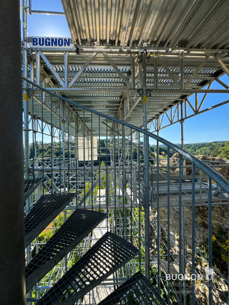 Vue sur l'installation des plateaux et échafaudages du chantier de la tour à Montagny, FR