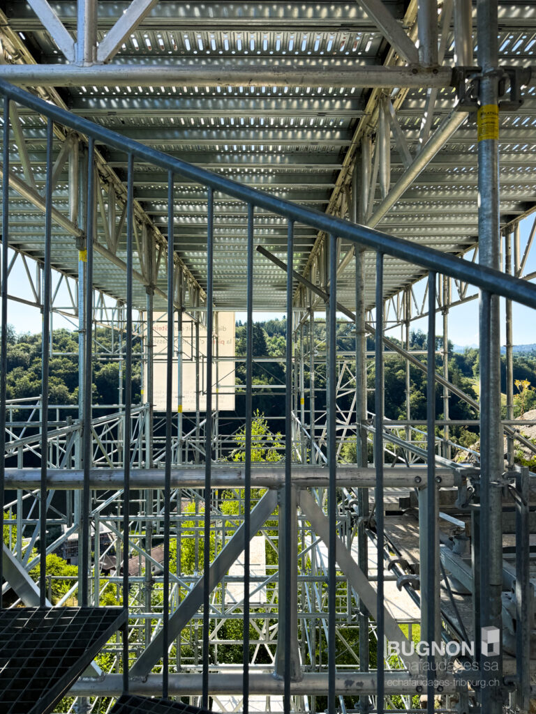 Vue sur l'installation des plateaux et échafaudages du chantier de la tour à Montagny, FR