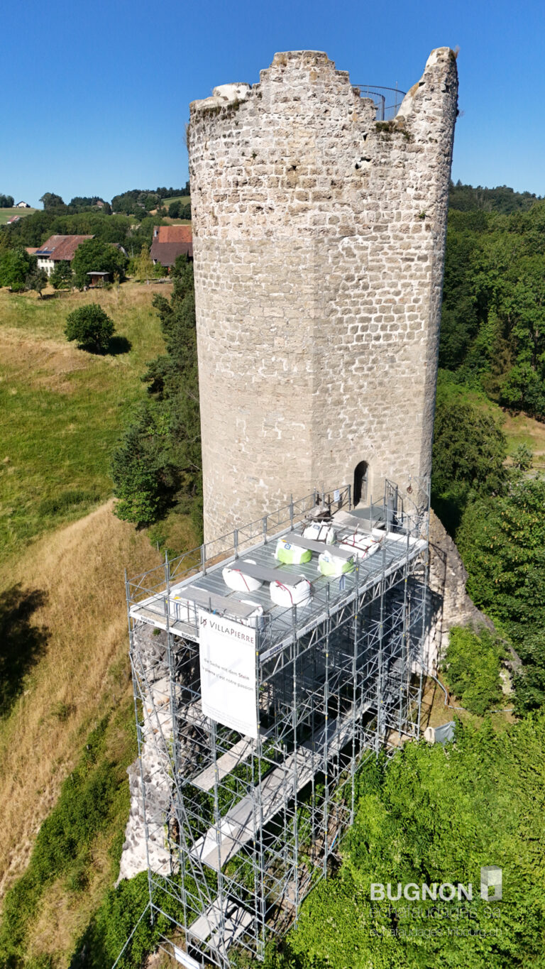 Une vue globale du site de la tour à Montagny, Fribourg