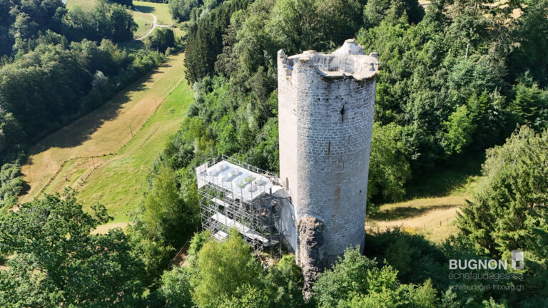 Détail des matériaux en pierre d’une construction historique rénové par Bugnon échfaudages