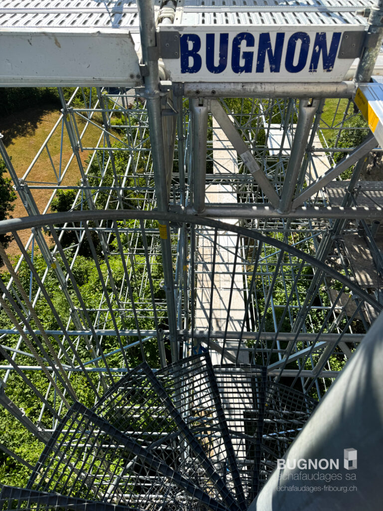Vue sur l'installation des échafaudages Bugnon sur les escaliers de la tour à Montagny