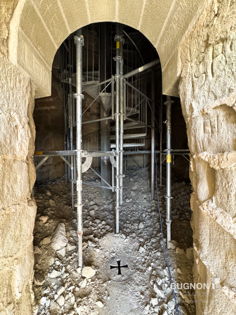 Vue sur l'arc de l'entrée de la tour à Montagny en réfection avec Bugnon échafaudages