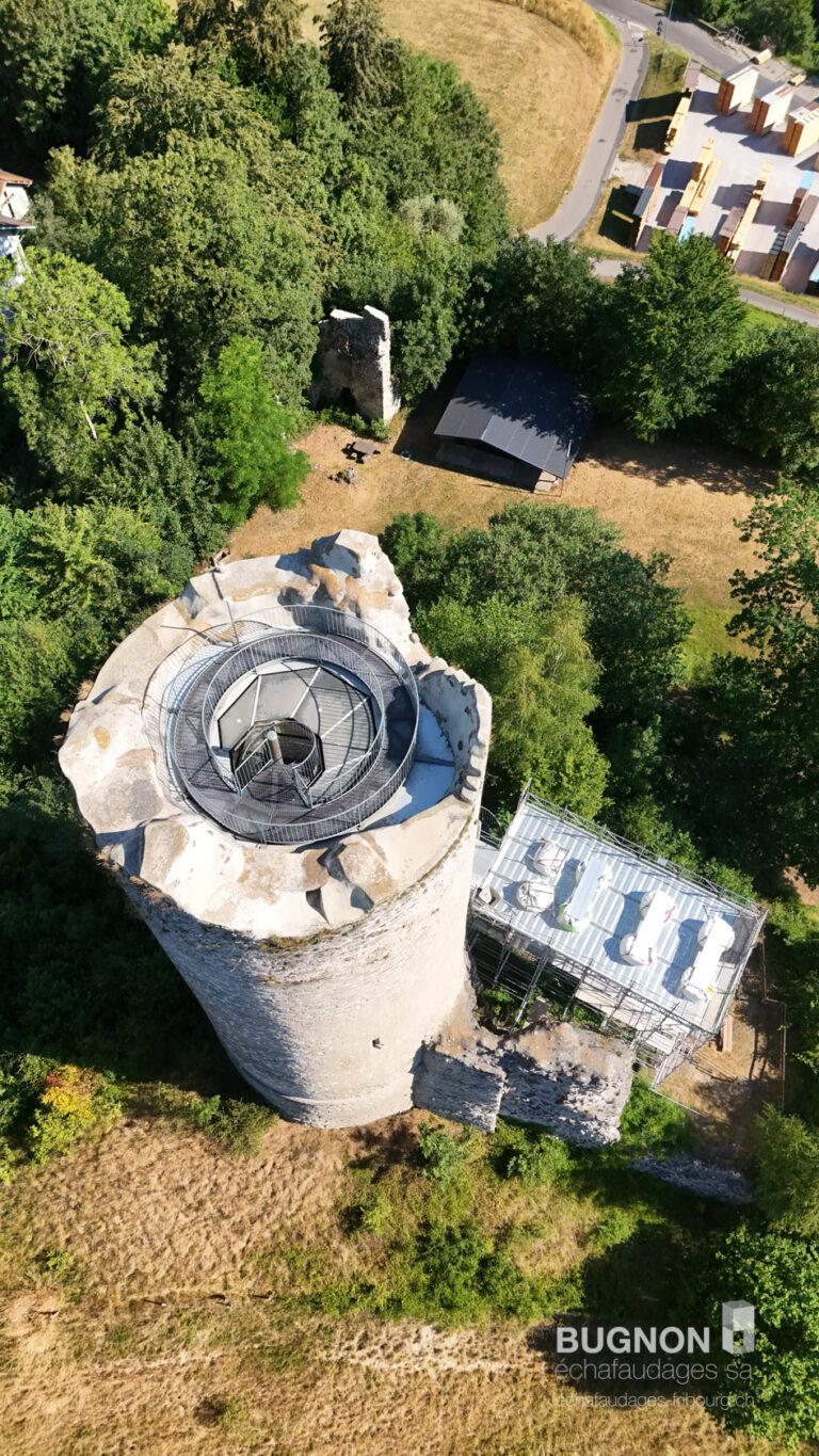 Vue avec drone sur le toit mettant en avant la structure de la tour à Montagny