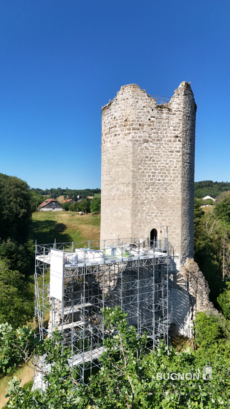 L'architecture patrimoniale préservée de la tour à Montagny-les-Monts en Suisse