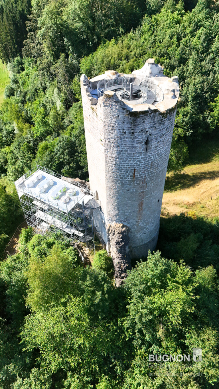 Vue sur la rénovation de la tour à Montagny avec Bugnon échafaudages