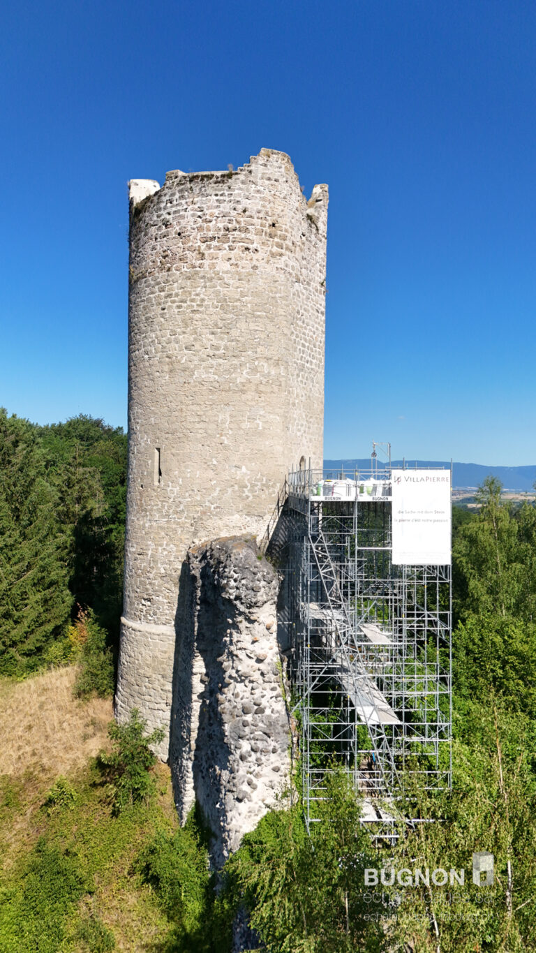 Vue aérienne de la tour à Montagny au cœur du paysage fribourgeois