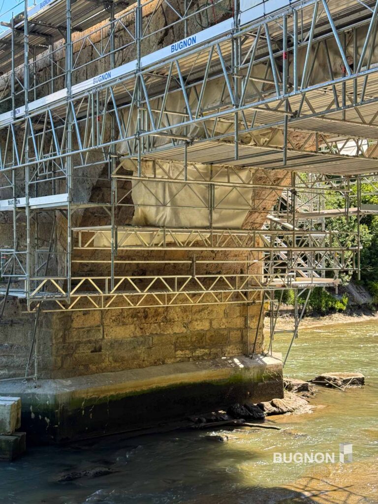 Structure d’échafaudage au bord de la Sarine
